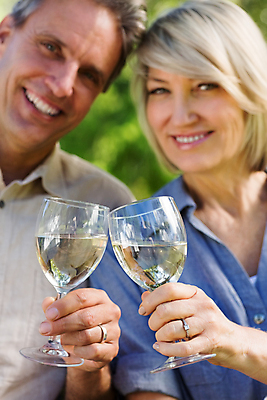 포토 JPG 해외이미지 백인 라이프스타일 커플 응시 공원 여자 남자 행복 음료 중년 50대 유리 함께함 사랑 성인 야외 두명 와인 마시기 축하 알코올 잡기 축배 해외202004 해외포토 서양인 시선 공공시설 감정 컨셉 관계 모션 재질 주류 사람 생활 파일형식