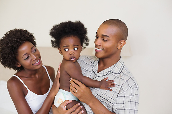 포토 JPG 해외이미지 라이프스타일 커플 여자 남자 딸 행복 가정 엄마 아파트 함께함 실내 사랑 20대 세명 부모 검은색 침실 아기 잡기 아빠 달콤 적재 해외202004 해외포토 감정 컬러 컨셉 가족 관계 모션 주택 사람 청년 내부 생활 맛 파일형식