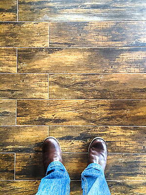 포토 JPG 해외이미지 라이프스타일 디자인 실루엣 도로 길 선 조각 신발 컨셉 발 거리 바닥 그림자 서기 사람 성인 사람없음 야외 목재 산책 운전 도시 쌍 기다림 보행로 아스팔트 교차로 사인 시작 허벅지 단계 그만 양발 콘크리트 해외202004 해외포토 나무 재료 교통시설 모션 휴식 촬영기법 생활 신체부위 파일형식