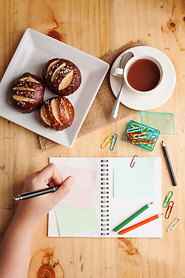 포토 JPG 해외이미지 무료이미지 손 커피 빵 백그라운드 색연필 신체부위 펜 공백 기록 잡기 커피잔 클립 스프링노트 메모꽂이 나무배경 해외202004 해외포토 음료 음식 모션 문구용품 학용품 잔 사람 필기구 공책 파일형식 무료콘텐츠