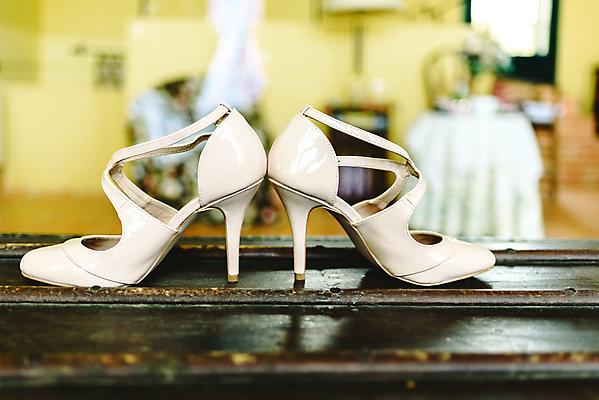 포토 JPG 해외이미지 구두 신발 실내 사람없음 아웃포커스 하이힐 오브젝트 해외202004 해외포토 촬영기법 내부 여성화 파일형식