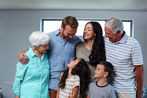 포토 JPG 해외이미지 백인 라이프스타일 여자 할아버지 남자 딸 행복 아들 할머니 어린이 거실 가정 가족 엄마 손자 손녀 아파트 함께함 실내 사랑 서기 미소 소년 여러명 성인 30대 기쁨 아빠 70대 80대 소통 돌봄 해외202004 해외포토 서양인 노년 감정 다수 컨셉 관계 모션 주택 표정 사람 내부 생활 장년 손주 파일형식