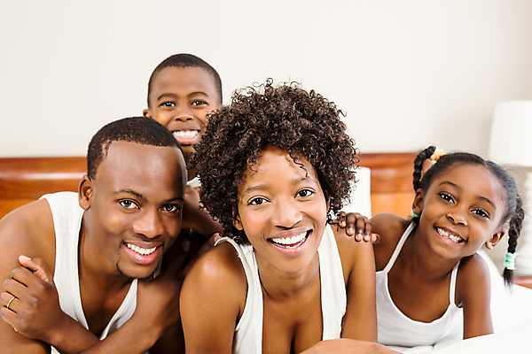 포토 JPG 해외이미지 라이프스타일 여자 남자 행복 어린이 장난 가정 가족 베개 짧은머리 아파트 함께함 실내 소년 여러명 20대 검은색 침실 이불 침대 검은머리 언니 남동생 해외202004 해외포토 헤어스타일 감정 컬러 가구 다수 컨셉 관계 침구 주택 사람 청년 내부 생활 자매 동생 파일형식