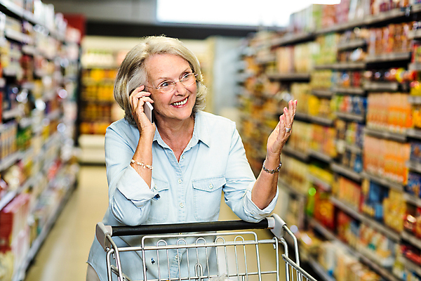 포토 JPG 해외이미지 백인 라이프스타일 여자 노년 행복 할머니 음식 선반 실내 한명 서기 사람 상반신 쇼핑 카트 외침 잡기 시장 선택 구매 상품 연결 고객 확인 70대 통화 슈퍼마켓 식료품점 노인여자한명만 해외202004 해외포토 서양인 1 감정 가구 컨셉 모션 성인 내부 생활 상점 소리 여자한명만 노인여자만 파일형식
