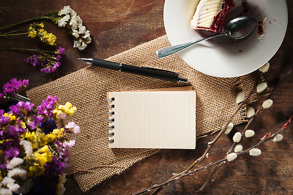 포토 JPG 해외이미지 무료이미지 접시 꽃 사람없음 하이앵글 펜 케이크 숟가락 공백 메모지 나무탁자 해외202004 해외포토 식물 식기 뷰포인트 탁자 디저트 수저 필기구 사무용품 파일형식 무료콘텐츠