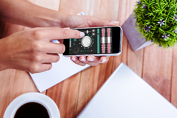 포토 JPG 해외이미지 손 커피 음악 탁자 관리 들기 신체부위 컵 노트북 스마트폰 펜 스크린 검은색 터치 머그컵 흰색 기록 잡기 어플리케이션 믹서 에스프레소 해외202004 해외포토 식기 음료 컬러 가구 모션 문화예술 사람 전자제품 핸드폰 스마트기기 필기구 파일형식