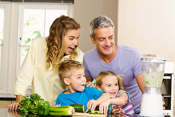 포토 JPG 해외이미지 백인 라이프스타일 여자 남자 딸 행복 아들 어린이 채소 가정 탁자 엄마 오이 아파트 함께함 실내 건강 소년 여러명 20대 성인 30대 주방 터치 신선 잡기 레인지 아빠 오븐 캐비닛 싱크대 준비 건강식 목판 스무디 해외202004 해외포토 서양인 감정 음료 음식 가구 다수 컨셉 가족 모션 주택 사람 청년 내부 생활 장년 가전제품 사물함 개수대 파일형식