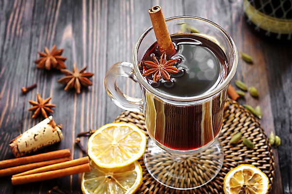 포토 JPG 해외이미지 무료이미지 음료 크리스마스 겨울 탁자 사람없음 와인 달콤 레몬 향신료 뱅쇼 나무배경 해외202004 팔각회향 해외포토 계절 기념일 가구 백그라운드 과일 주류 맛 향미료 파일형식 무료콘텐츠