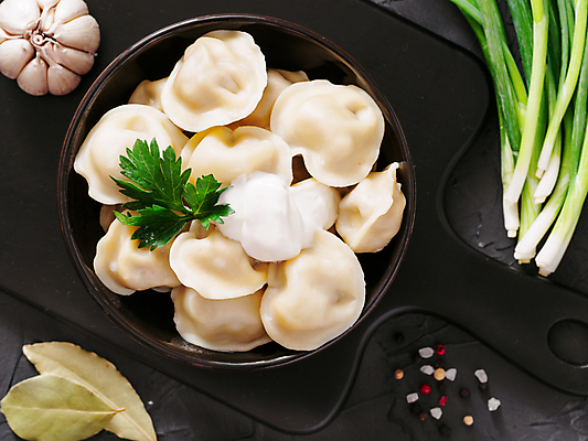 포토 JPG 해외이미지 무료이미지 그릇 검은배경 도마 도마_주방용품 마늘 사람없음 향신료 만두 파 러시아음식 해외202004 해외포토 식기 음식 백그라운드 채소 주방용품 서양음식 검은색 향미료 파일형식