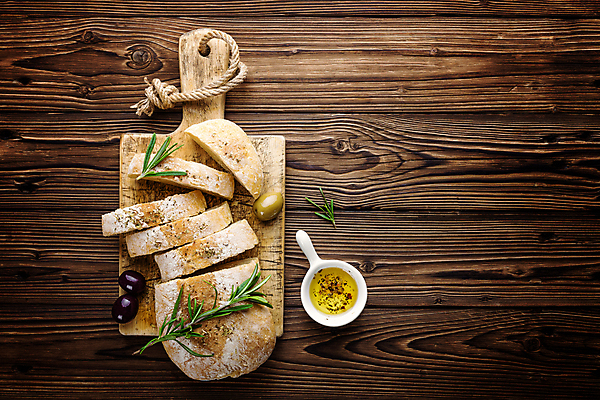 포토 JPG 해외이미지 무료이미지 백그라운드 탁자 사람없음 올리브오일 올리브 슬라이스 덩어리 나무도마 번 카피스페이스 나무배경 해외202004 해외포토 열매 빵 가구 도마 목재 공백 기름_음식 파일형식 무료콘텐츠