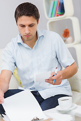 포토 JPG 해외이미지 백인 라이프스타일 남자 종이 커피 음료 거실 가정 스트레스 아파트 갈색머리 실내 한명 앉기 성인 컵 30대 금융 소파 펜 계산 고민 걱정 문서 결제 영수증 회계 계산서 내려보기 해외202004 해외포토 서양인 1 헤어스타일 식기 감정 의자 모션 주택 사람 내부 생활 장년 경제 필기구 파일형식