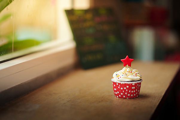 포토 JPG 해외이미지 무료이미지 별 백그라운드 탁자 디저트 사람없음 아웃포커스 달콤 컵케이크 창가 해외202004 해외포토 자연요소 음식 가구 창문 촬영기법 케이크 맛 파일형식