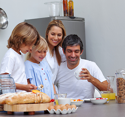 포토 JPG 해외이미지 라이프스타일 응시 여자 남자 딸 행복 아들 어린이 음식 가족 탁자 엄마 아침 함께함 실내 건강 사람 앉기 소년 여러명 성인 주방 식사 주스 우유 아빠 오렌지주스 시리얼 언니 남동생 해외202004 해외포토 주간 시선 감정 음료 가구 다수 컨셉 관계 모션 유제품 내부 생활 과일주스 자매 동생 파일형식