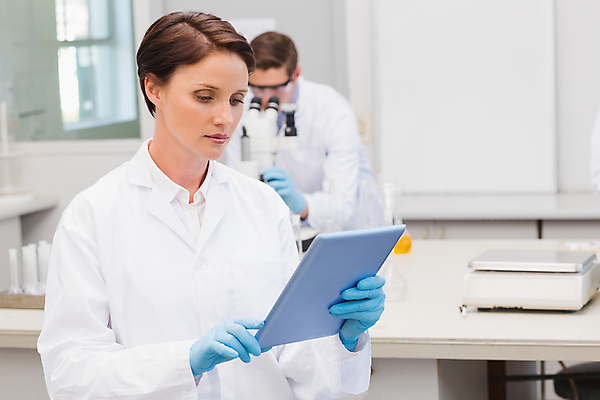 포토 JPG 해외이미지 백인 여자 남자 과학 실내 현미경 실험 20대 성인 두명 30대 태블릿 약 장비 터치 실험복 작업 실험실 집중 과학자 동료 생물학 심각 터치스크린 의료성형뷰티 해외202004 해외포토 서양인 직업 교육 컨셉 의학 관계 실험기구 사람 청년 내부 장년 전자제품 스마트기기 가운 학자 파일형식