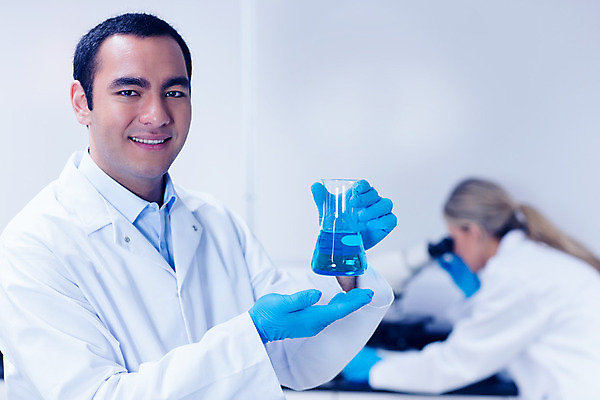 포토 JPG 해외이미지 백인 응시 여자 남자 과학 실내 실험 20대 두명 약 장비 잡기 실험복 실험실 생명공학 과학자 동료 생물학 비커 화학물질 화학자 의료성형뷰티 해외202004 해외포토 서양인 직업 시선 교육 의학 관계 모션 실험기구 사람 청년 내부 가운 화학 학자 파일형식