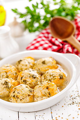 포토 JPG 해외이미지 무료이미지 접시 탁자 요리 사람없음 아웃포커스 숟가락 미트볼 나무배경 해외202004 해외포토 식기 음식 가구 백그라운드 촬영기법 수저 파일형식 무료콘텐츠