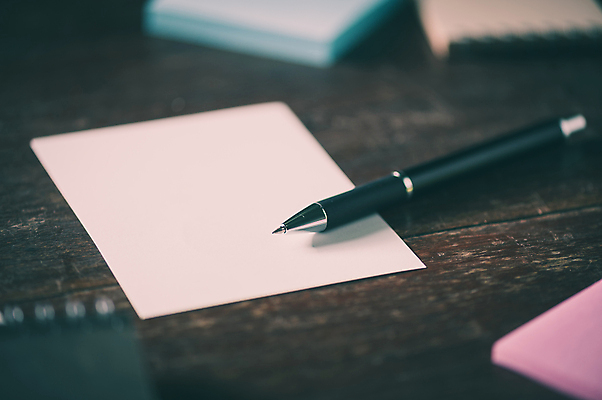 포토 JPG 해외이미지 무료이미지 라이프스타일 백그라운드 사람없음 펜 공백 메모지 소프트포커스 나무탁자 스프링수첩 해외202004 해외포토 탁자 촬영기법 생활 필기구 다이어리 사무용품 파일형식 무료콘텐츠