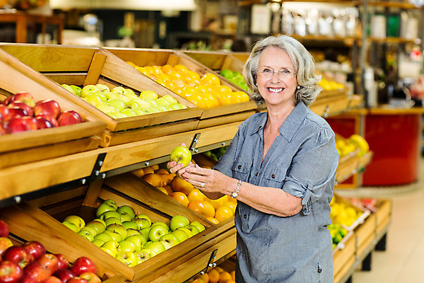 포토 JPG 해외이미지 백인 라이프스타일 여자 노년 행복 할머니 음식 채소 과일 선반 실내 한명 서기 미소 사람 상반신 쇼핑 카트 터치 잡기 시장 사과 상품 고객 70대 슈퍼마켓 식료품점 노인여자한명만 해외202004 해외포토 서양인 1 감정 가구 모션 표정 성인 내부 생활 상점 여자한명만 노인여자만 파일형식