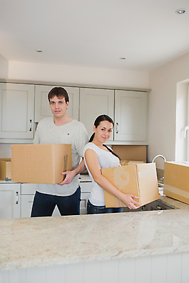 포토 JPG 해외이미지 백인 라이프스타일 응시 여자 남자 행복 가사 포장 가정 모션 새로움 아파트 주택 실내 사랑 20대 성인 두명 30대 상자 주방 잡기 패키지 성인만 해외202004 해외포토 서양인 시선 감정 컨셉 사람 청년 내부 건물 생활 장년 파일형식