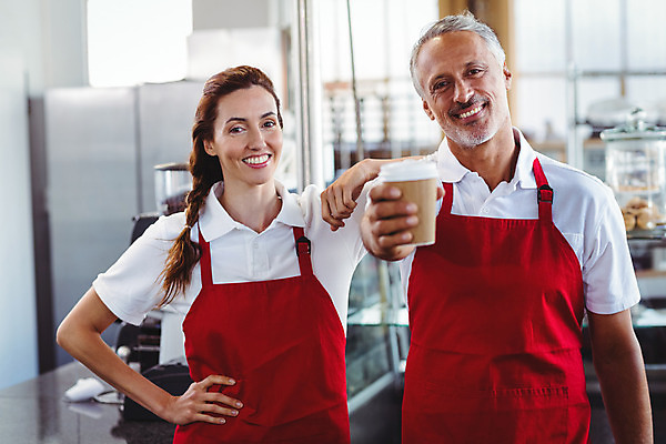 포토 JPG 해외이미지 백인 라이프스타일 여자 남자 행복 커피 음식 중년 50대 유니폼 비즈니스 노동자 갈색머리 서기 성인 두명 30대 식당 앞치마 카페 업무 종업원 웨이터 동료 직원 서비스 바리스타 카페테리아 해외202004 해외포토 서양인 직업 헤어스타일 옷 감정 음료 관계 모션 사람 생활 장년 상점 작업 파일형식