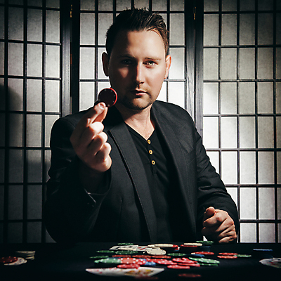 포토 JPG 해외이미지 컨셉 돈 놀이 탁자 성공 한명 정장 빨간색 쌓기 검은색 거래 게임 직물 우승 행운 재산 도박 계획 위험 카지노 기회 포커 중독 잭팟 해외202004 해외포토 1 옷 컬러 가구 모션 사람 금융 최고 트럼프 파일형식