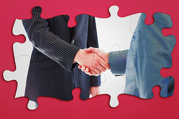 포토 JPG 해외이미지 백인 손 남자 조각 40대 중년 백그라운드 회사 비즈니스 사업가 성공 협력 악수 함께함 따뜻함 20대 두명 컴퓨터그래픽 빨간색 사무실 디지털 거래 성장 인사 잡기 비즈니스맨 퍼즐 동료 긍정 경영 동의 해외202004 해외포토 서양인 직업 컬러 컨셉 관계 모션 사람 손짓 청년 성인 신체부위 그래픽 예절 직장인 파일형식