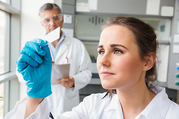 포토 JPG 해외이미지 백인 응시 여자 남자 중년 50대 과학 유리 실내 현미경 실험 20대 두명 약 장비 잡기 실험복 실험실 생명공학 과학자 생물학 화학자 의료성형뷰티 해외202004 해외포토 서양인 직업 시선 교육 의학 모션 재질 실험기구 사람 청년 성인 내부 가운 학자 파일형식