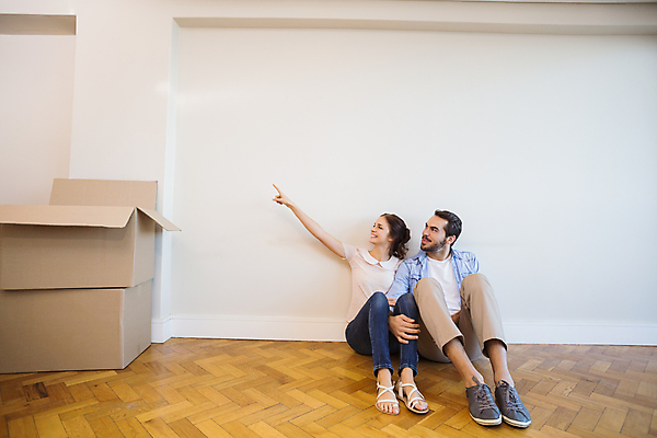 포토 JPG 해외이미지 백인 라이프스타일 커플 여자 남자 행복 거실 가정 모션 새로움 바닥 아파트 주택 함께함 실내 사랑 앉기 20대 두명 상자 가리킴 스타일 성인만 카피스페이스 해외202004 해외포토 서양인 감정 컨셉 관계 사람 손짓 청년 내부 건물 생활 공백 파일형식