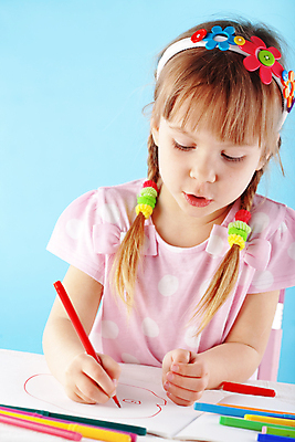 포토 JPG 해외이미지 여자 교육 종이 얼굴 어린이 일러스트 탁자 수업 주택 창조 미술 한명 사람 앉기 청년 내부 파란색 학습 컬러풀 펜 유치원 놀이방 방 표현 작음 스케치 집중 그림 바쁨 만들기 예술가 화가 개발 초보 펠트 해외202004 해외포토 직업 1 컬러 가구 컨셉 모션 문화예술 성인 건물 신체부위 필기구 크기 파일형식 천_직물