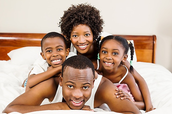 포토 JPG 해외이미지 라이프스타일 여자 남자 행복 어린이 장난 가정 가족 베개 짧은머리 아파트 함께함 실내 소년 여러명 20대 검은색 침실 이불 침대 검은머리 언니 남동생 해외202004 해외포토 헤어스타일 감정 컬러 가구 다수 컨셉 관계 침구 주택 사람 청년 내부 생활 자매 동생 파일형식