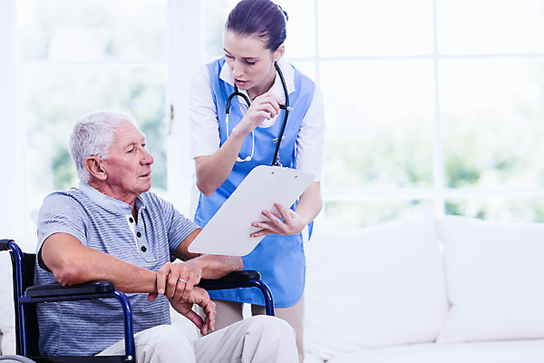 포토 JPG 해외이미지 백인 라이프스타일 여자 남자 실내 건강 병원 두명 치료 진료 환자 간호사 도움 휠체어 70대 돌봄 의료성형뷰티 해외202004 해외포토 서양인 노년 컨셉 의학 모션 사람 내부 생활 의료진 파일형식