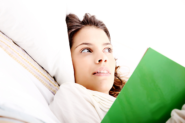 포토 JPG 해외이미지 백인 라이프스타일 응시 여자 교육 베개 아침 휴식 주택 갈색머리 실내 한명 사람 내부 책 학습 스터디 독서 침묵 기쁨 침실 정보 침대 잡기 우아함 읽기 문학 거짓말 혼자 해외202004 해외포토 주간 서양인 1 헤어스타일 시선 감정 가구 컨셉 침구 모션 건물 생활 소리 파일형식