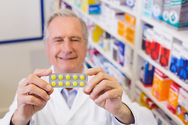 포토 JPG 해외이미지 백인 노년 남자 실내 한명 상반신 약 약국 70대 조제 약사 의료성형뷰티 노인남자한명만 해외202004 해외포토 서양인 1 의학 사람 성인 내부 만들기 남자한명만 노인남자만 파일형식