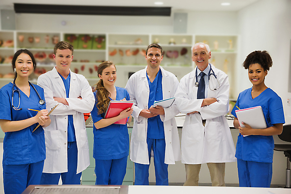 포토 JPG 해외이미지 백인 학생 여자 교육 남자 학교 청진기 실내 서기 여러명 20대 성인 30대 학습 팔짱 교수 의사 실험복 대학교 70대 인턴 의료성형뷰티 성인만 해외202004 해외포토 서양인 노년 다수 비즈니스 의료기기 모션 사람 청년 내부 장년 교사 의료진 가운 파일형식