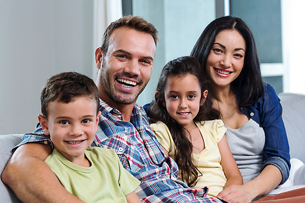 포토 JPG 해외이미지 백인 라이프스타일 응시 여자 남자 딸 행복 아들 어린이 거실 가정 가족 엄마 휴식 아파트 함께함 실내 사랑 앉기 소년 여러명 성인 30대 부모 소파 기쁨 아빠 언니 남동생 돌봄 해외202004 해외포토 서양인 시선 감정 다수 컨셉 의자 관계 모션 주택 사람 내부 생활 장년 자매 동생 파일형식