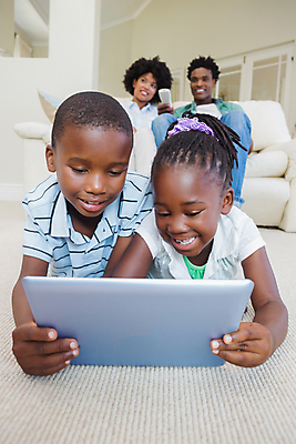 포토 JPG 해외이미지 라이프스타일 커플 여자 남자 딸 아들 어린이 거실 가정 가족 엄마 바닥 아파트 함께함 실내 사랑 소년 여러명 20대 부모 소파 태블릿 검은색 아빠 터치스크린 해외202004 해외포토 감정 컬러 다수 컨셉 의자 관계 주택 사람 청년 내부 생활 전자제품 스마트기기 파일형식