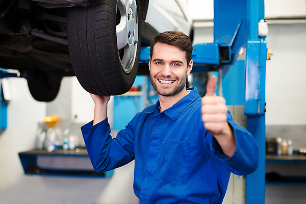 포토 JPG 해외이미지 백인 직업 남자 행복 통신 자동차 노동자 실내 관리 작업복 한명 20대 성인 파란색 바퀴 작업실 기술자 수리 확인 서비스 타이어 긍정 정비공 정비소 차고 성인남자한명만 해외202004 해외포토 서양인 1 옷 감정 육상교통 컬러 컨셉 사람 청년 내부 남자한명만 성인남자만 파일형식