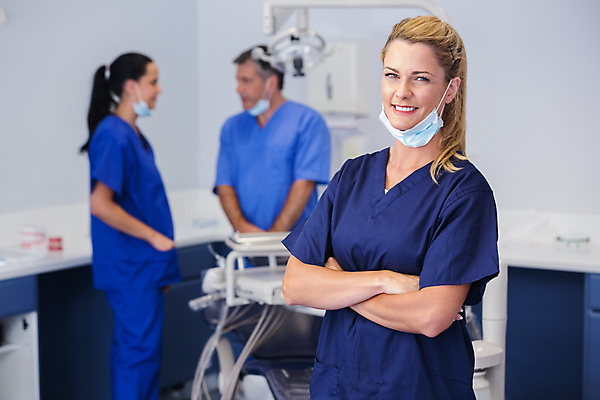 포토 JPG 해외이미지 백인 직업 여자 남자 중년 50대 실내 치과 병원 대화 마스크 서기 20대 성인 세명 30대 팔짱 간호사 치아 동료 치과의사 의료성형뷰티 성인만 치위생사 해외202004 해외포토 서양인 의학 관계 모션 말하기 사람 청년 내부 장년 의료진 의사 소화기관 파일형식