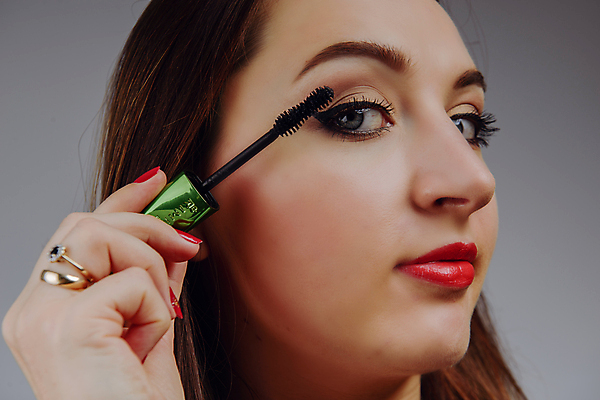 포토 JPG 해외이미지 모델 응시 여자 행복 얼굴 아침 건강 한명 사람 성인 일상 10대 반사 파티 유행 페인트 화장품 침실 거울 붓 닫기 큼 속눈썹 피부 마스카라 만들기 내추럴 돌봄 방법 의료성형뷰티 스타일 신청 해외202004 해외포토 주간 1 시선 감정 모션 청소년 이벤트 라이프 신체부위 뷰티 크기 눈썹 파일형식