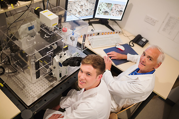 포토 JPG 해외이미지 백인 응시 남자 과학 실내 실험 앉기 두명 학습 컴퓨터 약 스크린 모니터 장비 백발 키보드 실험복 작업 실험실 생명공학 과학자 책상 생물학 70대 화학자 해외202004 해외포토 서양인 직업 헤어스타일 시선 교육 노년 가구 의학 모션 사람 내부 전자제품 가운 학자 파일형식