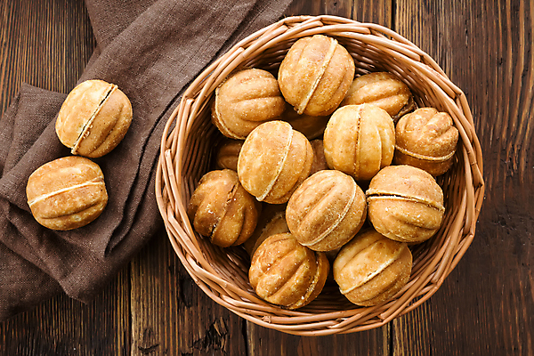 포토 JPG 해외이미지 무료이미지 디저트 사람없음 바구니 쿠키 과자 천 담기 호도과자 나무배경 해외202004 해외포토 음식 백그라운드 모션 직물 파일형식 무료콘텐츠