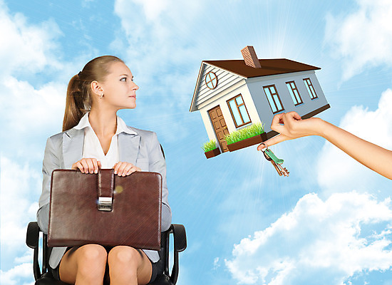 포토 JPG 해외이미지 구름 손 응시 의자 열쇠 부동산 주택 한명 들기 앉기 성인 건물 신체부위 성인여자한명만 해외202004 해외포토 자연요소 1 건축물 시선 가구 모션 사람 재산 여자한명만 성인여자만 파일형식