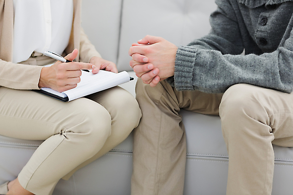 포토 JPG 해외이미지 백인 무료이미지 직업 여자 남자 실내 대화 앉기 20대 성인 두명 30대 소파 사무실 환자 기록 토론 분석 상담 소통 조언 치료사 의료성형뷰티 해외202004 심리치료 카운슬러 해외포토 서양인 컨셉 의자 비즈니스 의학 모션 말하기 사람 청년 내부 치료 장년 상담원 심리 파일형식 무료콘텐츠