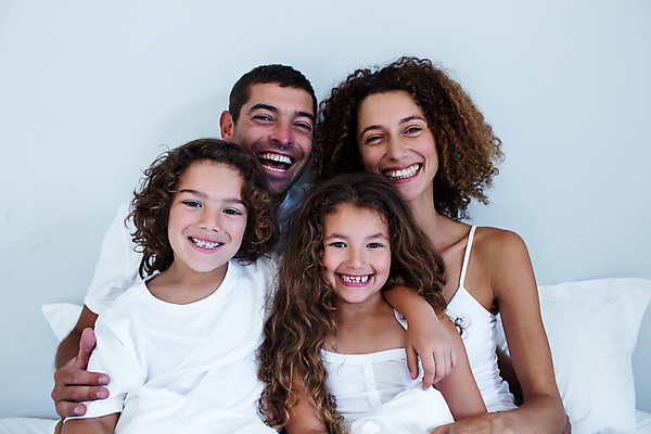 포토 JPG 해외이미지 백인 라이프스타일 응시 여자 남자 딸 행복 아들 어린이 가정 가족 엄마 휴식 아파트 함께함 실내 앉기 소년 여러명 20대 성인 30대 부모 기쁨 침실 잠옷 침대 아빠 해외202004 해외포토 서양인 시선 옷 감정 가구 다수 컨셉 관계 모션 주택 사람 청년 내부 생활 장년 파일형식