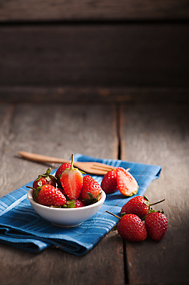 포토 JPG 해외이미지 디자인 열매 음식 백그라운드 과일 재료 탁자 딸기 아침 건강 요리 사람없음 목재 빨간색 농작물 농장 수확 시골 신선 달콤 맛 상쾌 유기농 복고 날것 비타민 내추럴 건포도 마멀레이드 숙성 입가심 짠맛 채식주의자 스타일 세련 맛있는 해외202004 해외포토 주간 나무 식물 웰빙 감정 컬러 가구 컨셉 농업 포도 잼 채식 건과일 영양소 파일형식