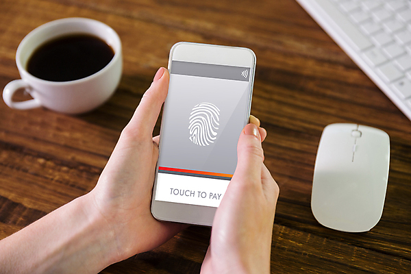 포토 JPG 해외이미지 손 커피 인터넷 탁자 관리 들기 신체부위 스마트폰 쇼핑 스크린 터치 잡기 신용카드 책상 온라인쇼핑 온라인 전자상거래 체크카드 해외202004 해외포토 음료 가구 모션 사람 금융 핸드폰 스마트기기 파일형식