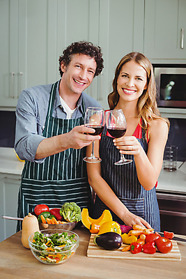 포토 JPG 해외이미지 백인 라이프스타일 커플 응시 여자 남자 행복 음료 음식 40대 중년 토마토 와인잔 가정 유리 탁자 가지 남편 주택 함께함 실내 건강 서기 20대 두명 주방 와인 앞치마 축하 잡기 아내 준비 축배 해외202004 해외포토 서양인 시선 감정 가구 컨셉 채소 술잔 관계 모션 재질 주류 사람 청년 성인 내부 건물 생활 파일형식