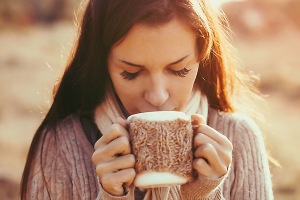 포토 JPG 해외이미지 백인 라이프스타일 여자 행복 음료 겨울 휴식 따뜻함 한명 사람 야외 컵 빛 햇빛 태양 맑음 목도리 머그컵 마시기 잡기 뜨거움 아침식사 스웨터 니트 해외202004 해외포토 자연요소 서양인 1 식기 잡화 계절 감정 컨셉 상의 모션 날씨 생활 식사 파일형식