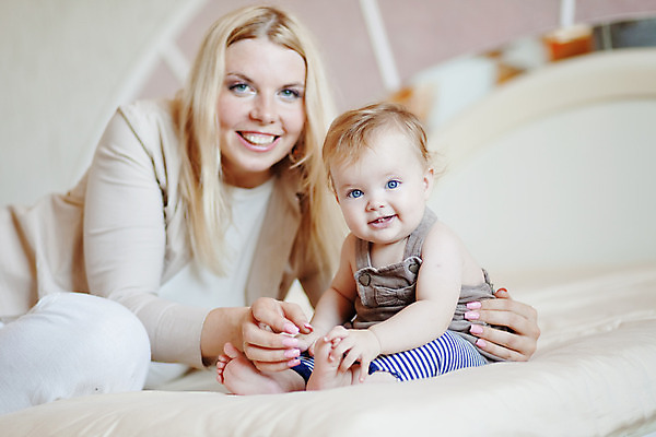 포토 JPG 해외이미지 전신 백인 라이프스타일 응시 여자 딸 행복 가족 놀이 엄마 주택 실내 건강 사랑 사람 앉기 상반신 성인 두명 옆모습 침실 육아 아기 잡기 돌봄 여자만 해외202004 싱글맘 한부모가족 해외포토 서양인 시선 감정 뷰포인트 관계 모션 내부 건물 생활 파일형식