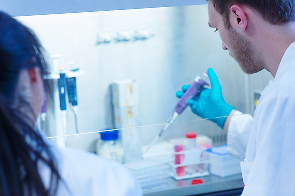 포토 JPG 해외이미지 백인 여자 남자 과학 함께함 실내 실험 20대 두명 약 장비 실험복 실험실 생명공학 과학자 생물학 화학자 의료성형뷰티 해외202004 해외포토 서양인 직업 교육 컨셉 의학 사람 청년 내부 가운 학자 파일형식